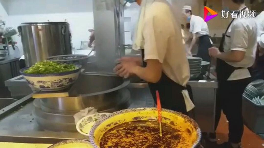 郑州最正宗牛肉面,一大碗15块钱自己排队端,吃完回味一整天