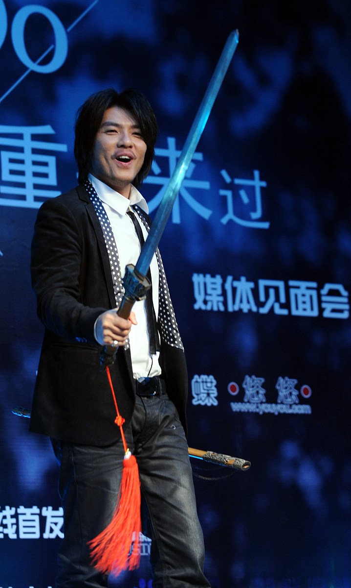 2010年5月6日,北京,蛰伏三年的阿杜带来了他的全新专辑《重新来过》.*