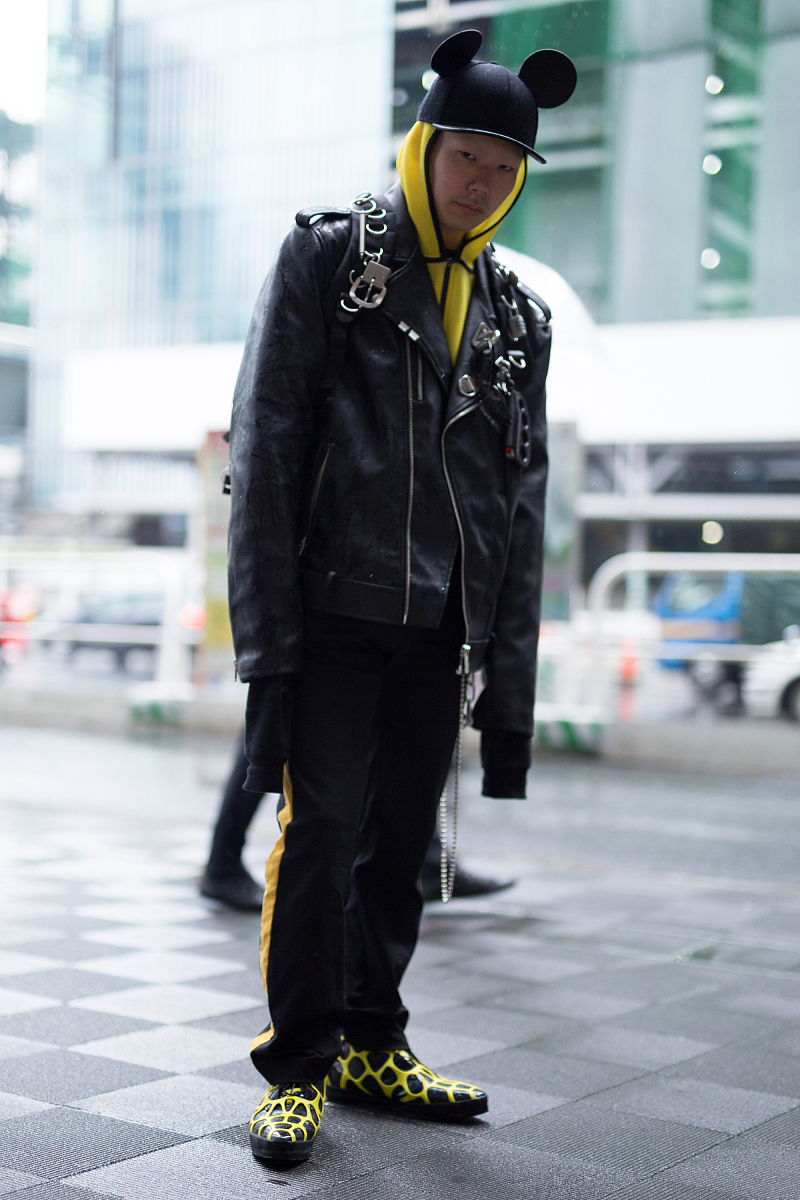 以最高纯度的红黄色搭配原本会让整体的色彩搭配过于火热和浮躁但是身躯的黑色和手套、脸部的浅色配合使得米奇整体色彩看起来非常的协调均衡以上帮我改写