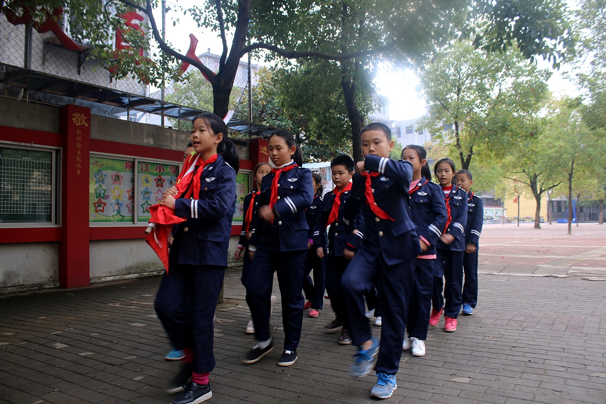 写一篇幼儿园教案主题是儿歌《小人书不要哭》