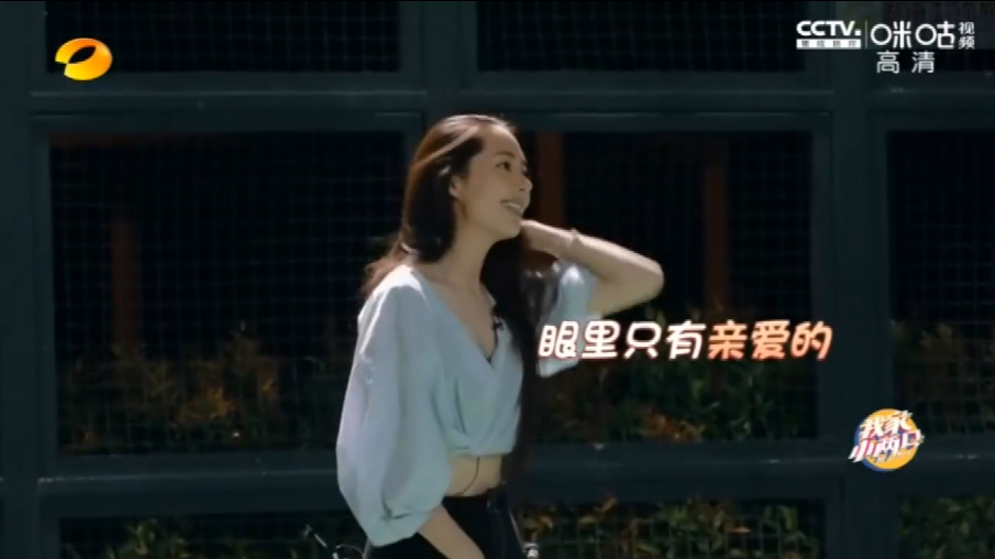 看到向佐这身肌肉打篮球,郭碧婷笑了