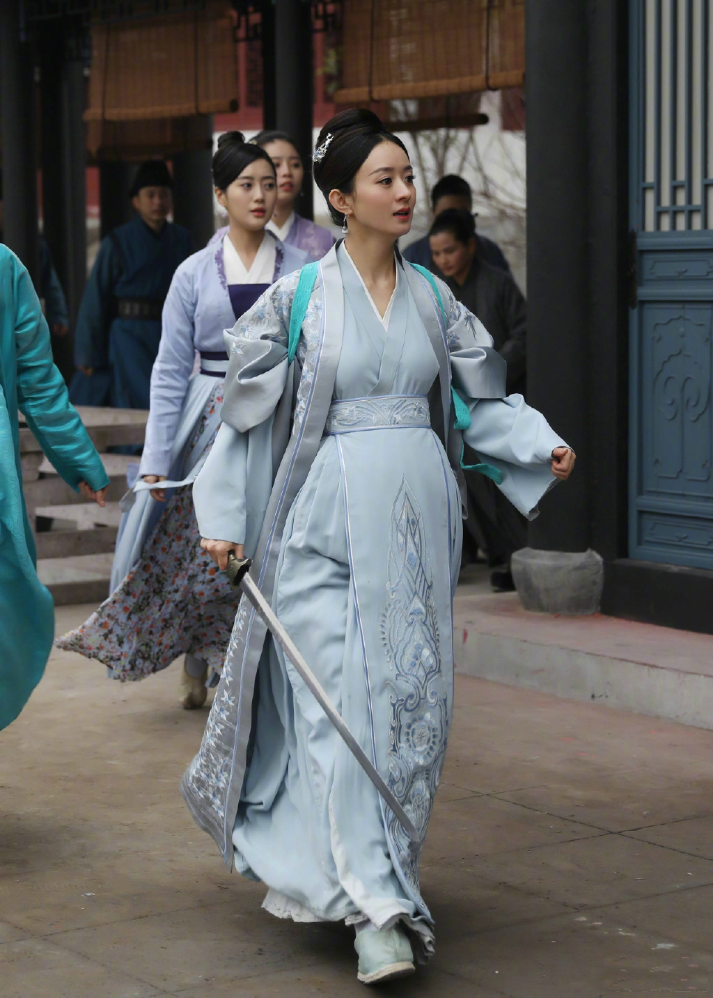 赵丽颖怀孕超大肚子