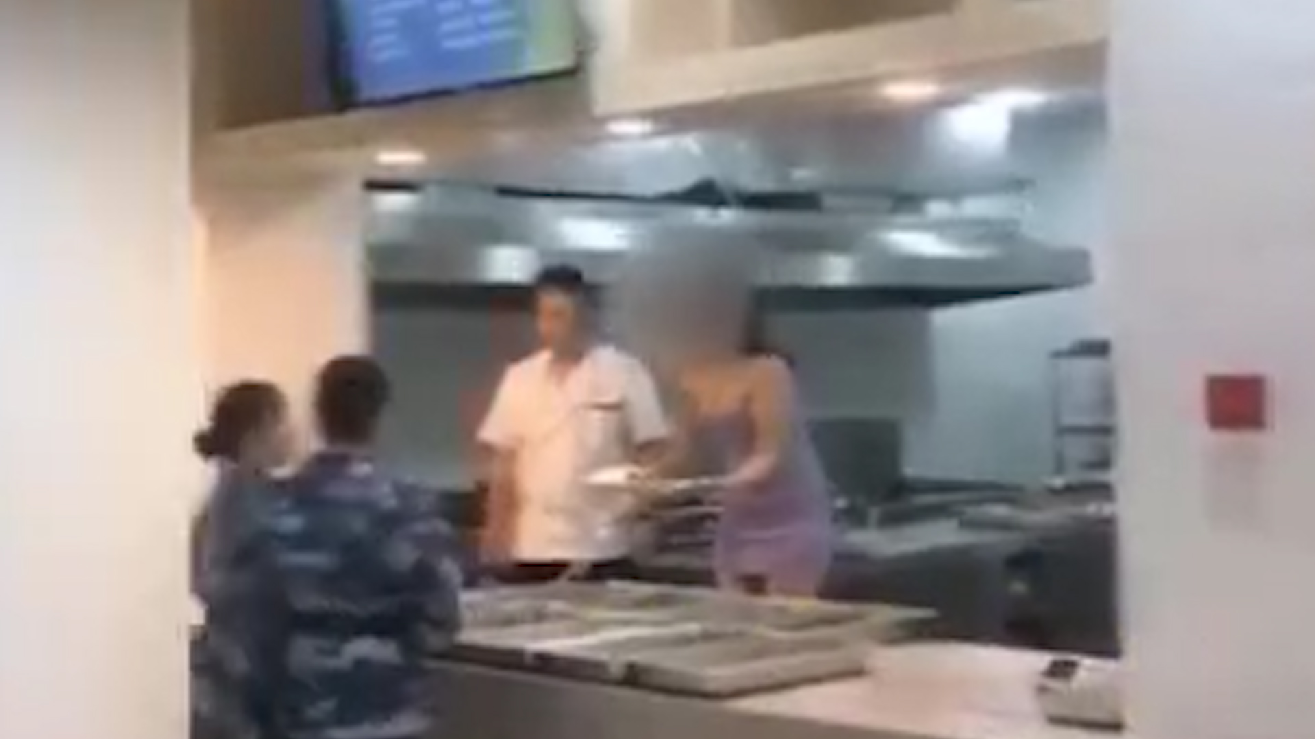 西安一高校食堂窗口现低胸装女子打饭?高校回应来了