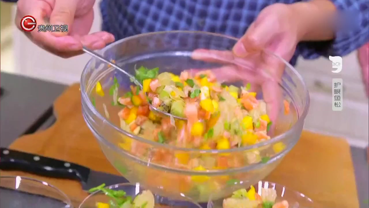 将鱼松摆盘也是有技巧的,詹姆士摆放生菜的手法让人眼前一亮