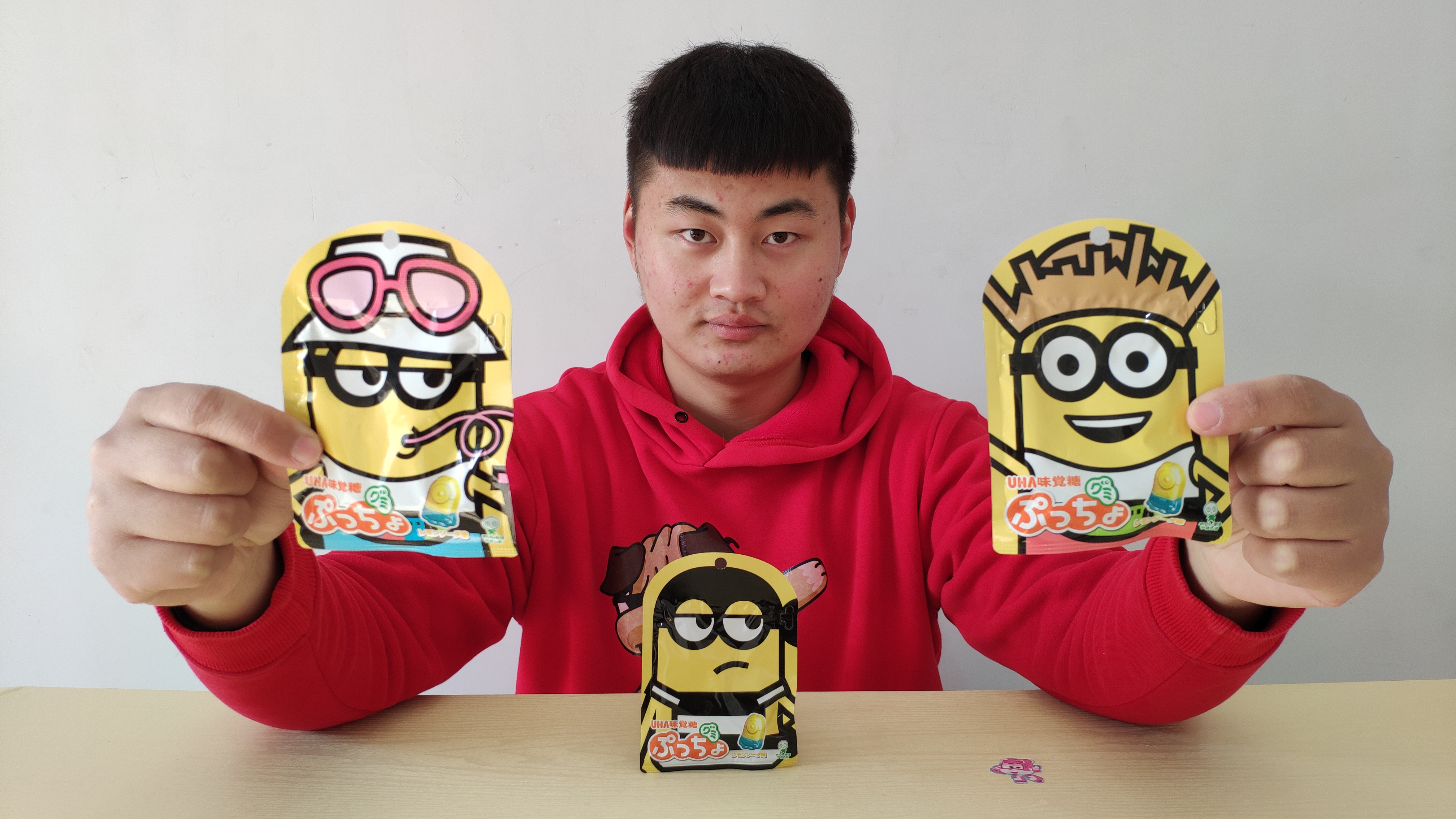 试吃超可爱的小黄人软糖,水果味浓郁,你们喜欢哪个小黄人