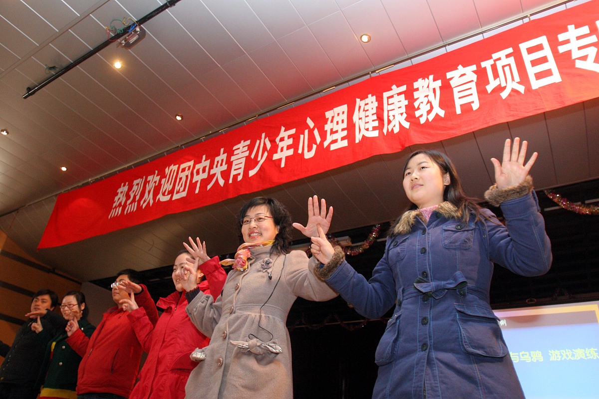 培根铸魂立德树人的意识需进一步强化。一是部分教师授课时融入思政元素不多课程思政效果不明显。如随机调查询问学生上课时老师有没有融入思政元素或者中国传统文化元素的问题时回答偶尔有的学生约14多。二是心理健康教育不到位。对学生心理健康教育重视不够对学生进行日常行为教育管理不到位对学生文明习惯的养成缺乏有效引导。三是学风有待进一步提升。如随机调查询问学生上课时学生有没有玩手机现象的问题时回答普遍有的学生占