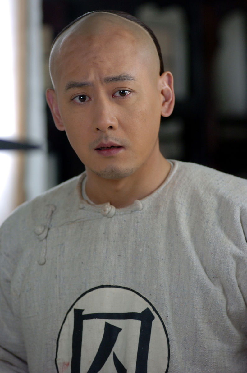 从横店演员到古董店老板：我的三年演艺梦与现实抉择