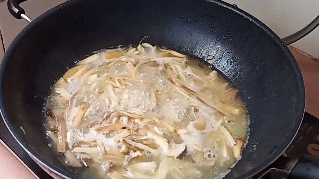 鸡枞菌最简单快速煮汤方法,一样鲜甜无比,渣都不剩。
