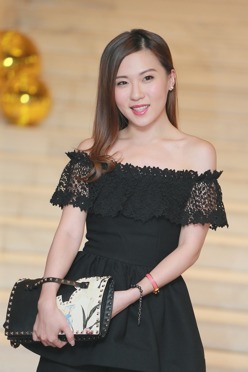 描述一下郑亚杰美女