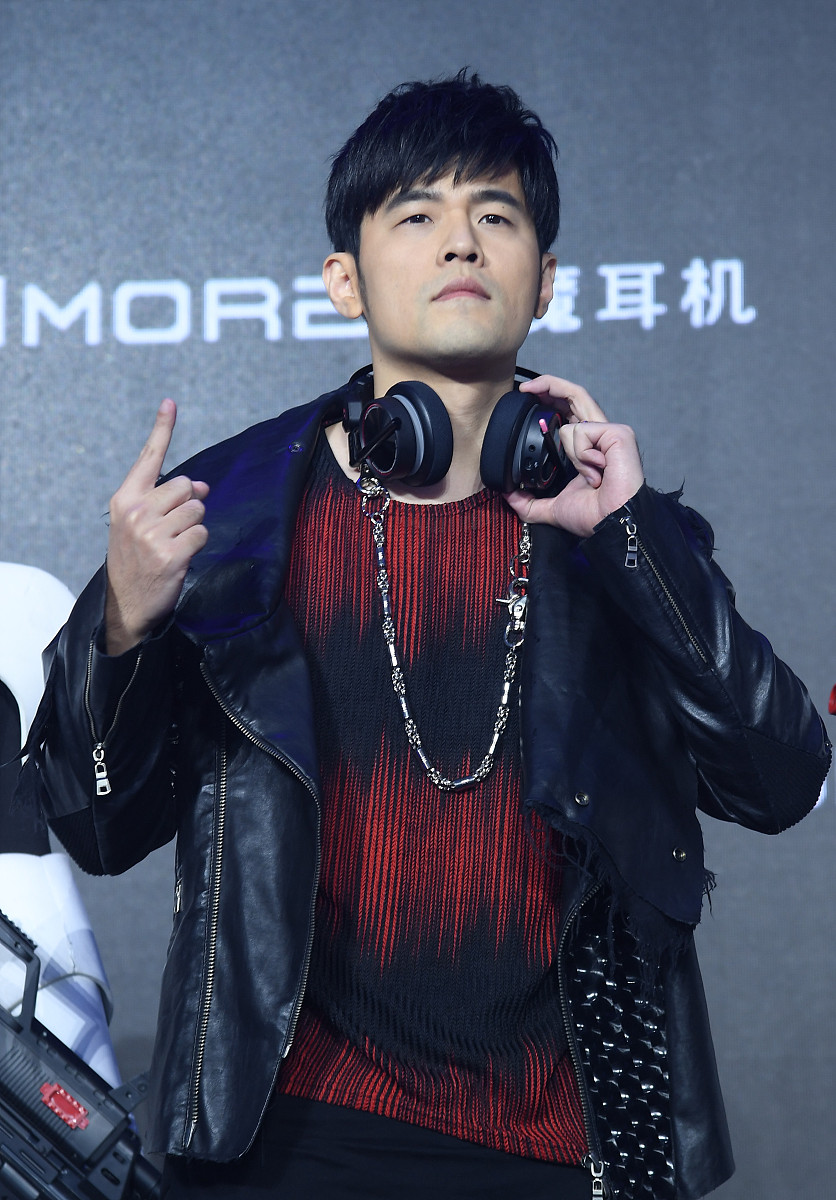 "双孩奶爸"周杰伦露双下巴秀"幸福肥"  皮夹克+粗项链freestyle风
