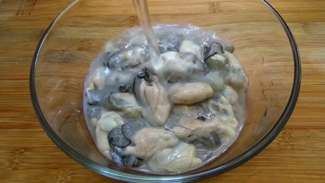 生蚝这样吃才过瘾,不清蒸,不油炸,秘制一大碗,嫩滑美味!
