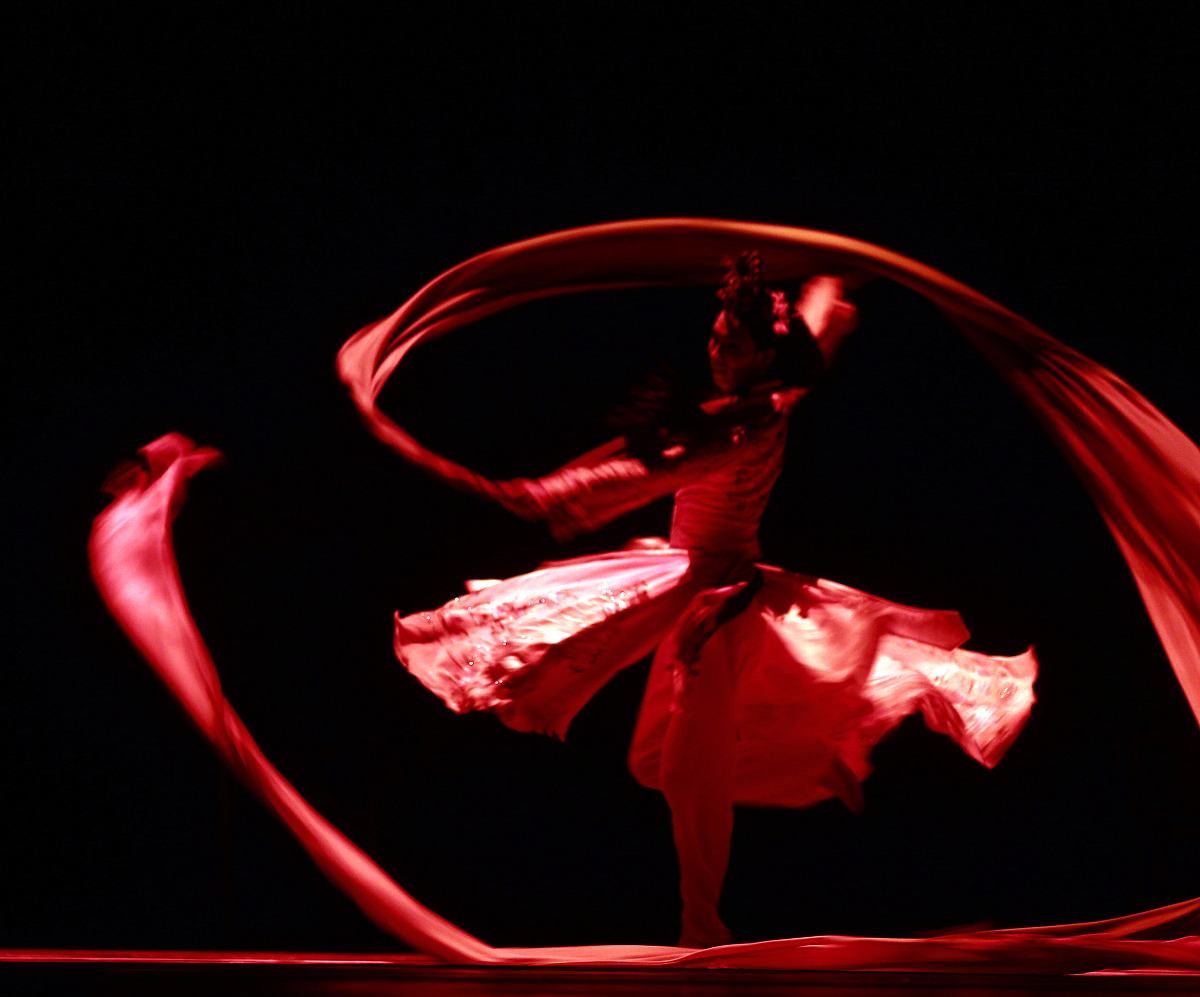 《红绸舞》赏析：激情与力量的红绸文化展现
