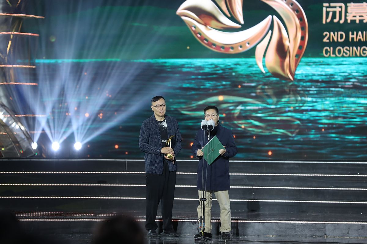 你现在身份是一名音乐学院的本科毕业生要写毕业论文题目为《民族声乐中的角色塑造-以等着我亲爱的人为例》请对其 音乐剧《等着我亲爱的人》主要角色的塑造内容进行写作可以适当增加案例进行辅助说明保证内容的逻辑性和条理性不要乱写其格式如下：41 音乐剧《等着我亲爱的人》主要角色的塑造