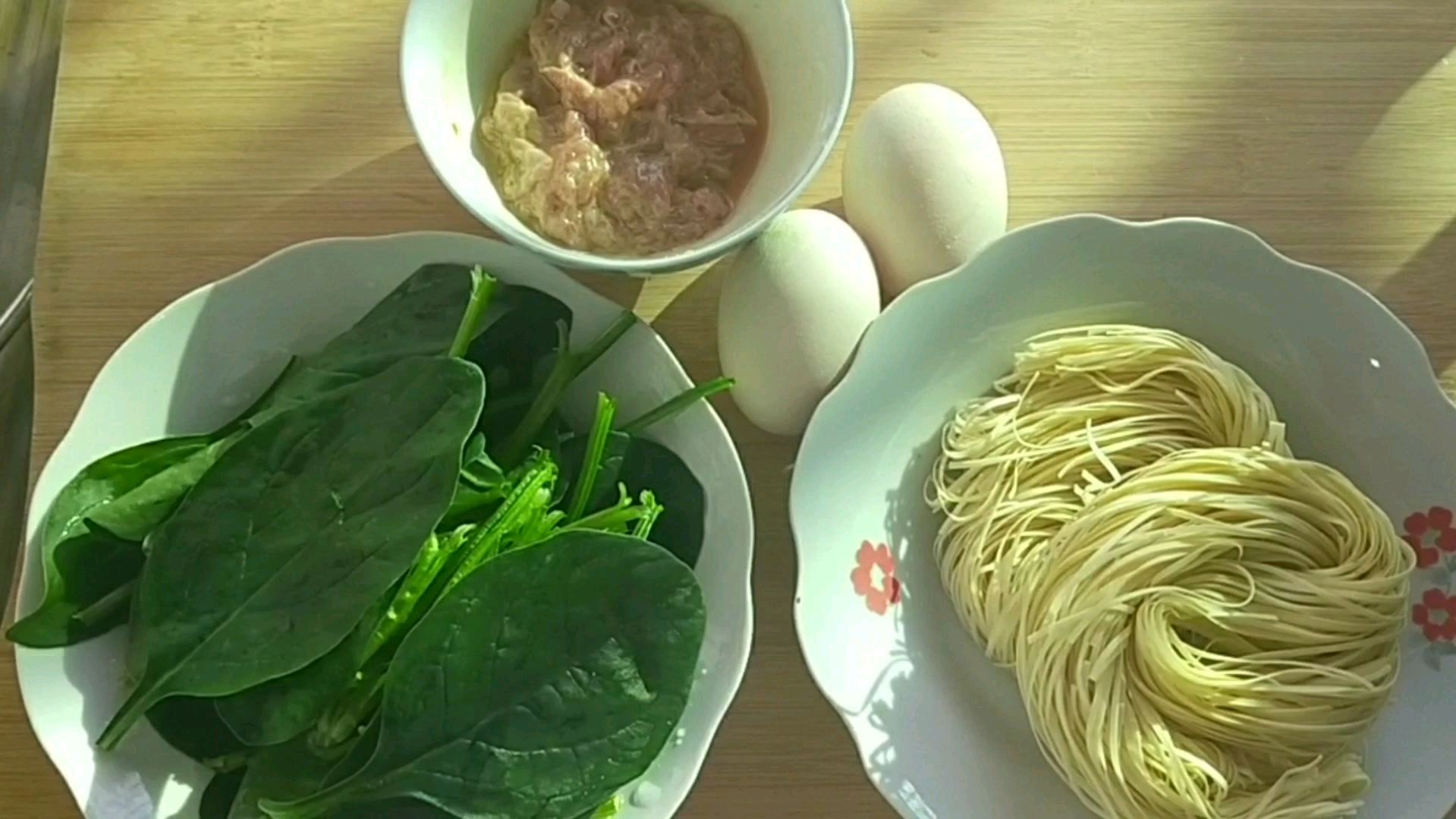 牛肉菠菜面条晚餐吃起来,简单营养又美味,懒妈妈必备