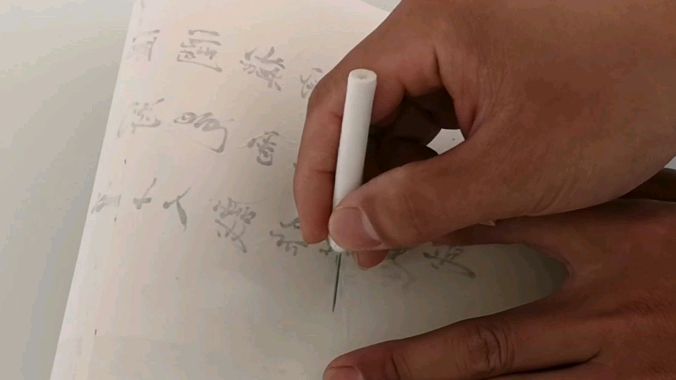 小伙自制简易针锥,竟是字画装裱不可缺少的利器!