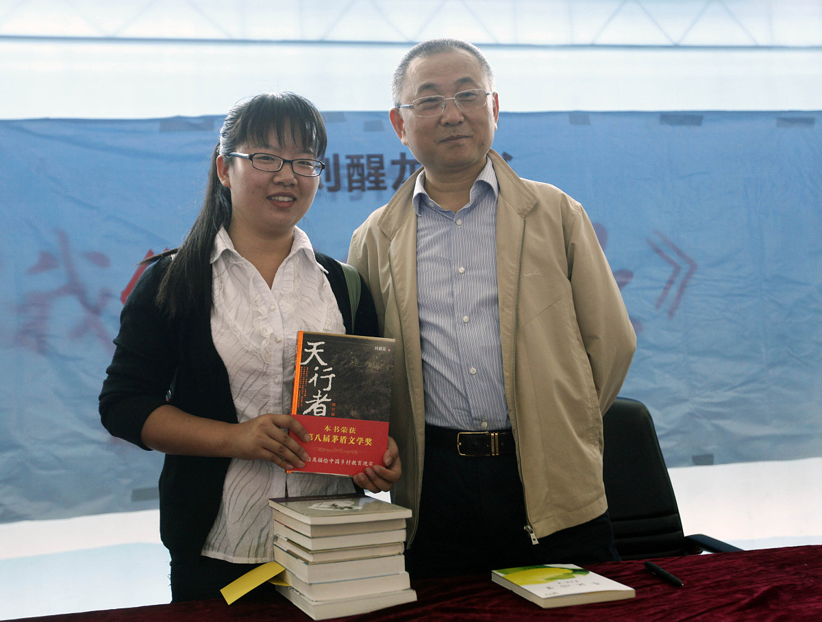 100字简介汪诘的《亿万年的孤独》这本书