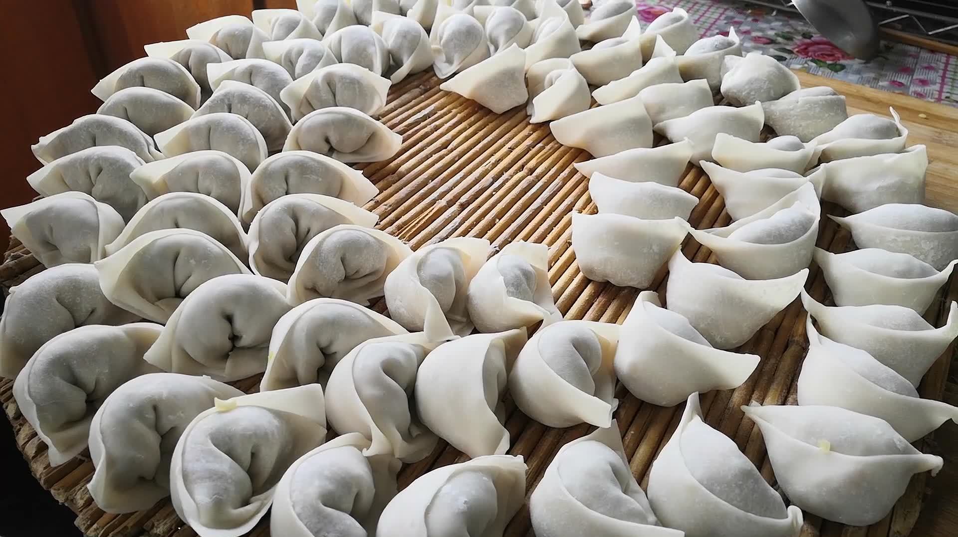 淄博大姐馋了,说自己都瘦了包了好吃的萝卜水饺,一口一个真过瘾