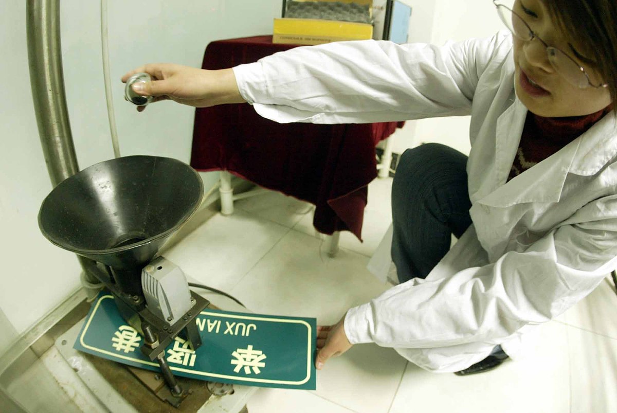 经受落球式冲击考验后安然无恙的地名标牌,就能抵御冰雹等各种自然界
