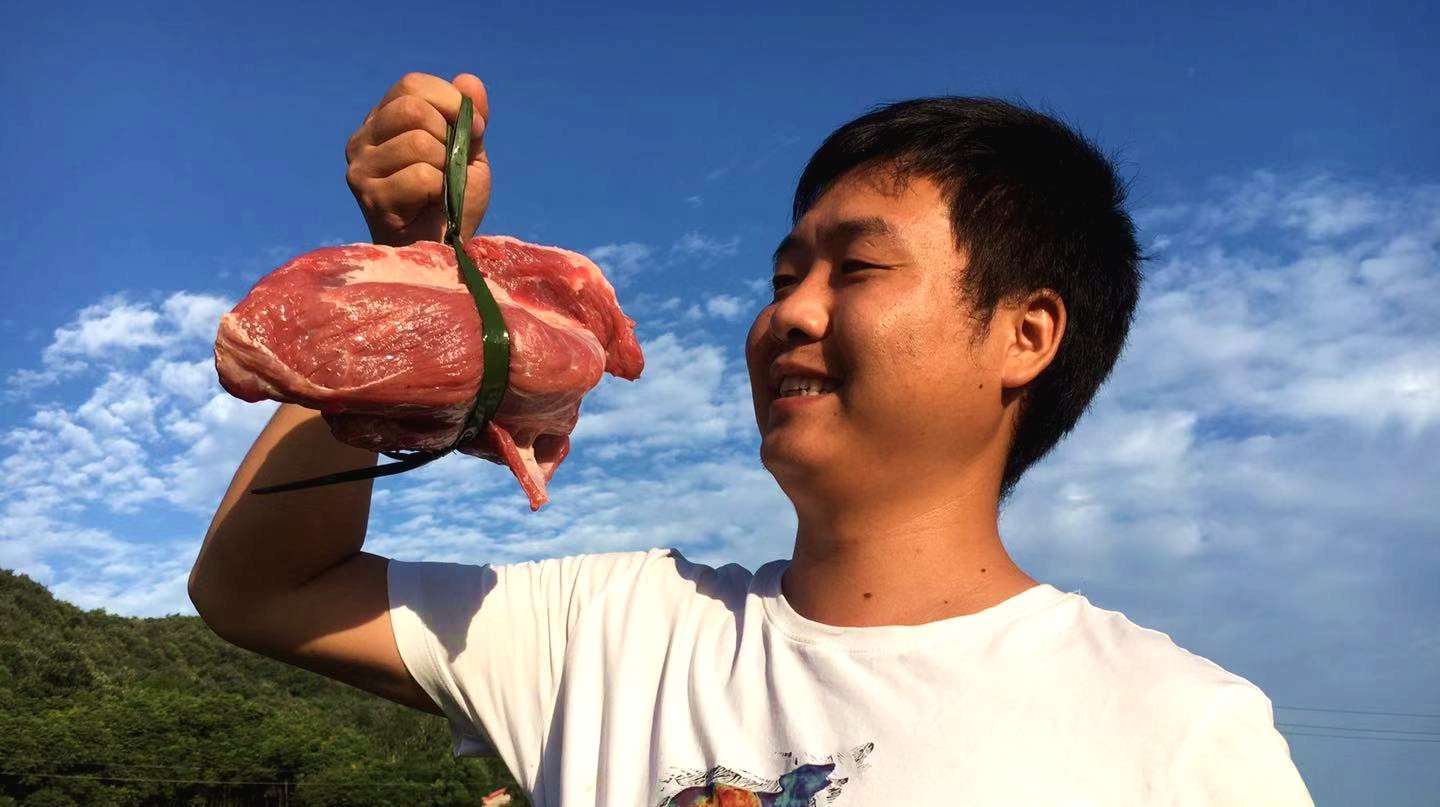 两兄弟吃麻辣牛肉丝,超辣,辣得满头大汗都不愿放下筷子,看饿了