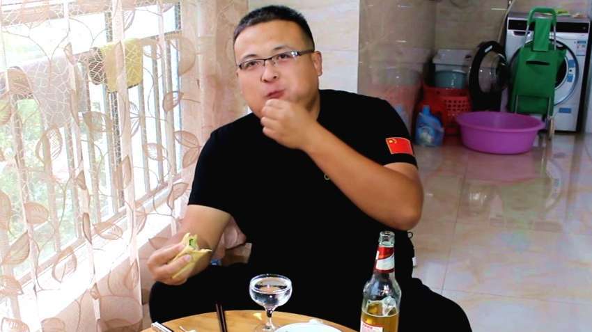 媳妇不在家第五天,猪肉配大蒜,大口吃肉,大口喝酒,吃的真过瘾