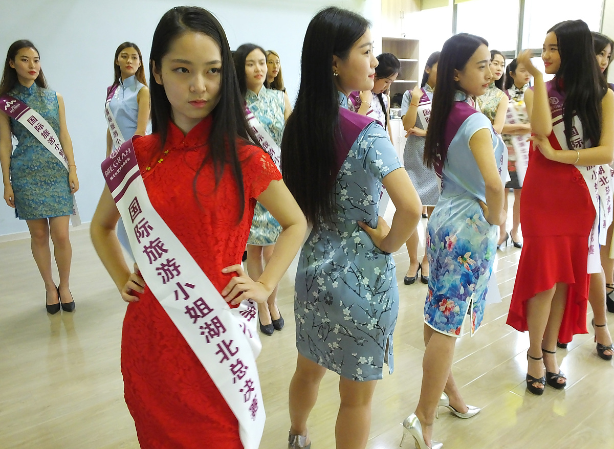 2016年5月27日讯,湖北宜昌,40位参加国际旅游小姐大赛的美女选手在素