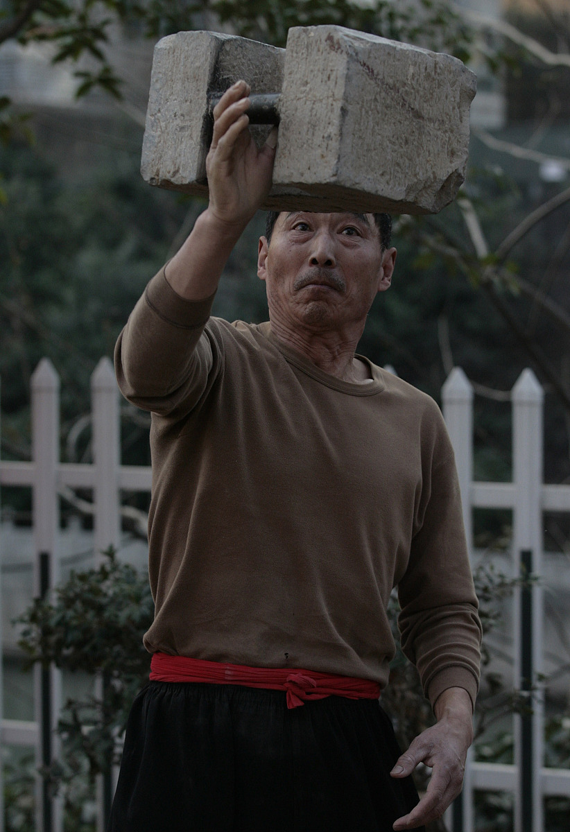 通过禁毒舞等娱乐形式来告诉大家要勤锻炼多运动