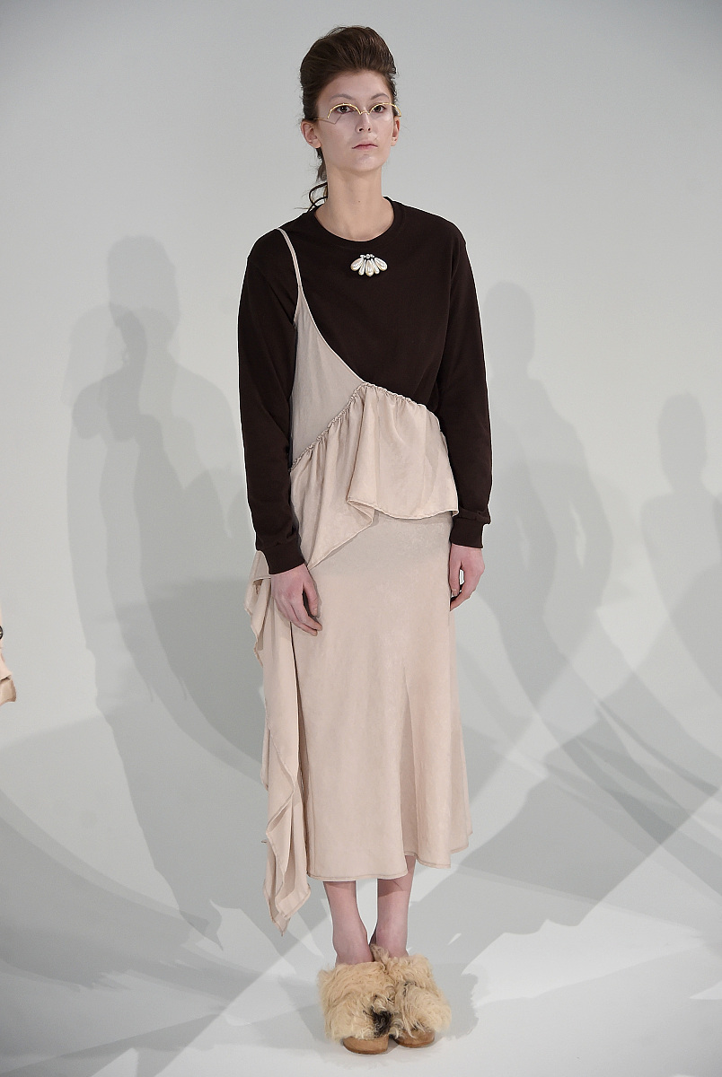 根据以下文章写一篇全新的文章需要新的标题不少于1500字。原文如下伊芙丽eifini伊芙丽2023春装新款醋酸压褶高级感极简显瘦经典小黑裙吊带连衣裙 黑色 15580AS这个裙子真的大爱～太喜欢了～拿到手的瞬间就很喜欢～醋纤材质上手很舒服也很显高级感不是那种很廉价的感觉～上身效果也特别好～