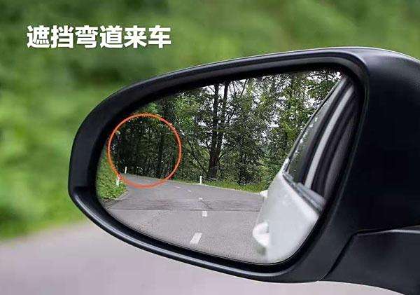 小圆镜又称为盲点镜,这是一个曲率很大的凸面镜,可以获得比后视镜更大的视野,比后视镜盲区更少。很多人喜欢贴在后视镜上来辅助观察路况。但是这个东西如果贴不对地方的话反而会影响安全。 一般来说后视镜下面2/3的区域使用频率极高,因为在行驶中这个区域基本上都是显示的路面信息,而靠上的部位更多的时候显示的是天空的信息。所以红色区域不建议安装辅助镜。 比如上图,把小圆镜安装在这个位置很容易遮挡住重要的路面信息。 其实上半部分有时也可以显示很多有效信息的,比如上图,假如车辆后方是一个坡道,那么大巴车肯定会出现在后