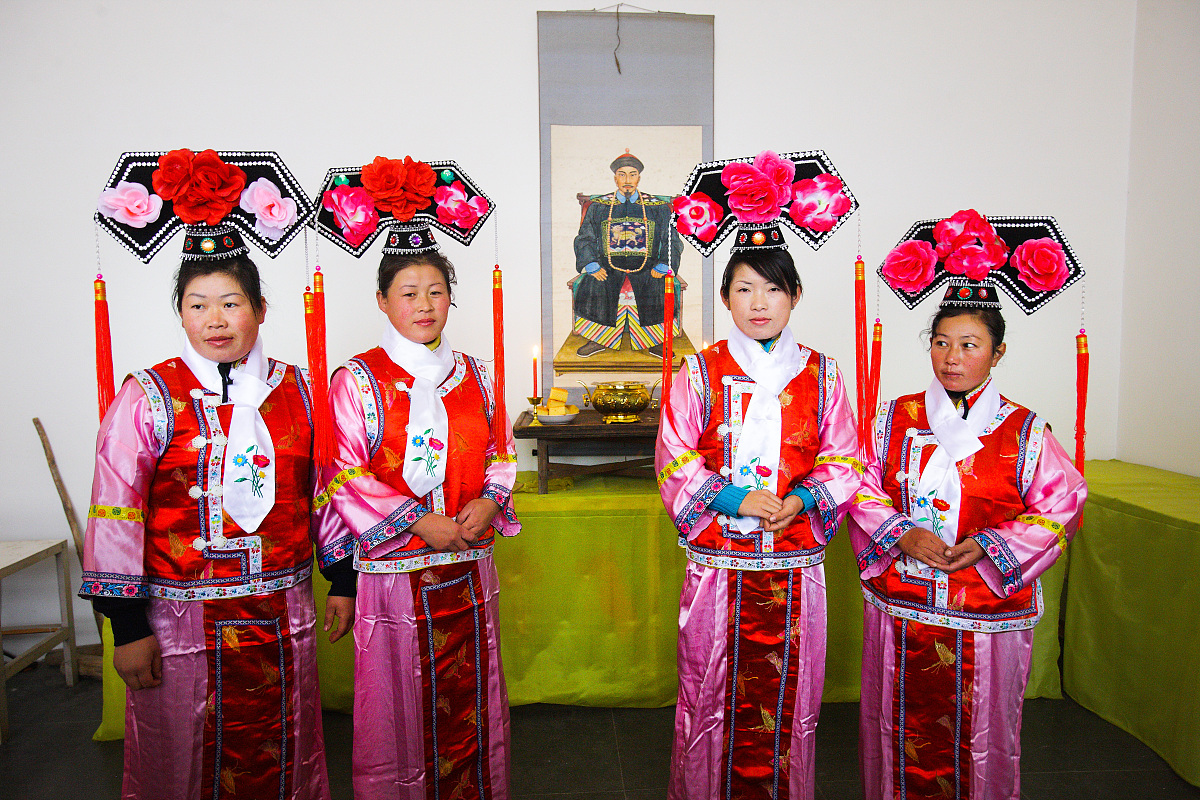 ***_***2010年11月12日,牡丹江小依兰岗村村,满族祭祖,在祠堂里准备祭