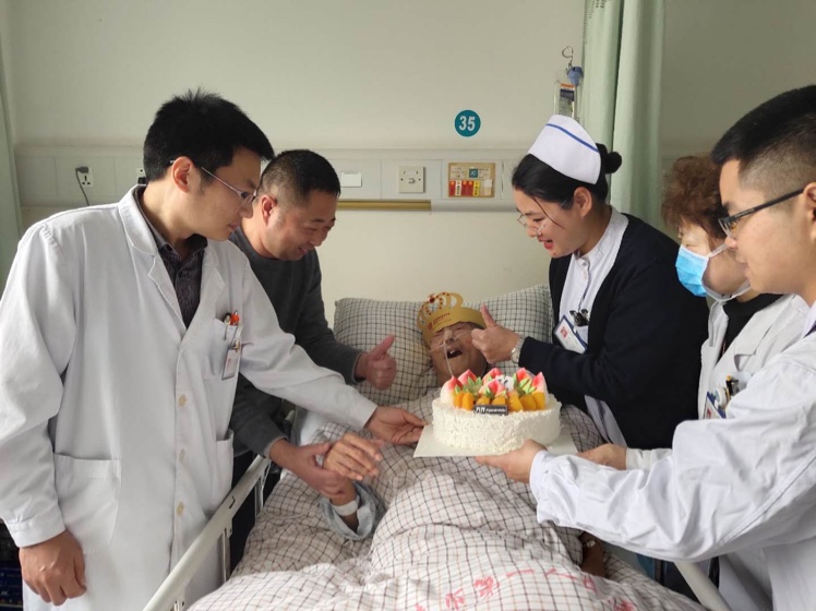 暖心!99岁老人病房过生日,医护人员送蛋糕齐唱生日歌