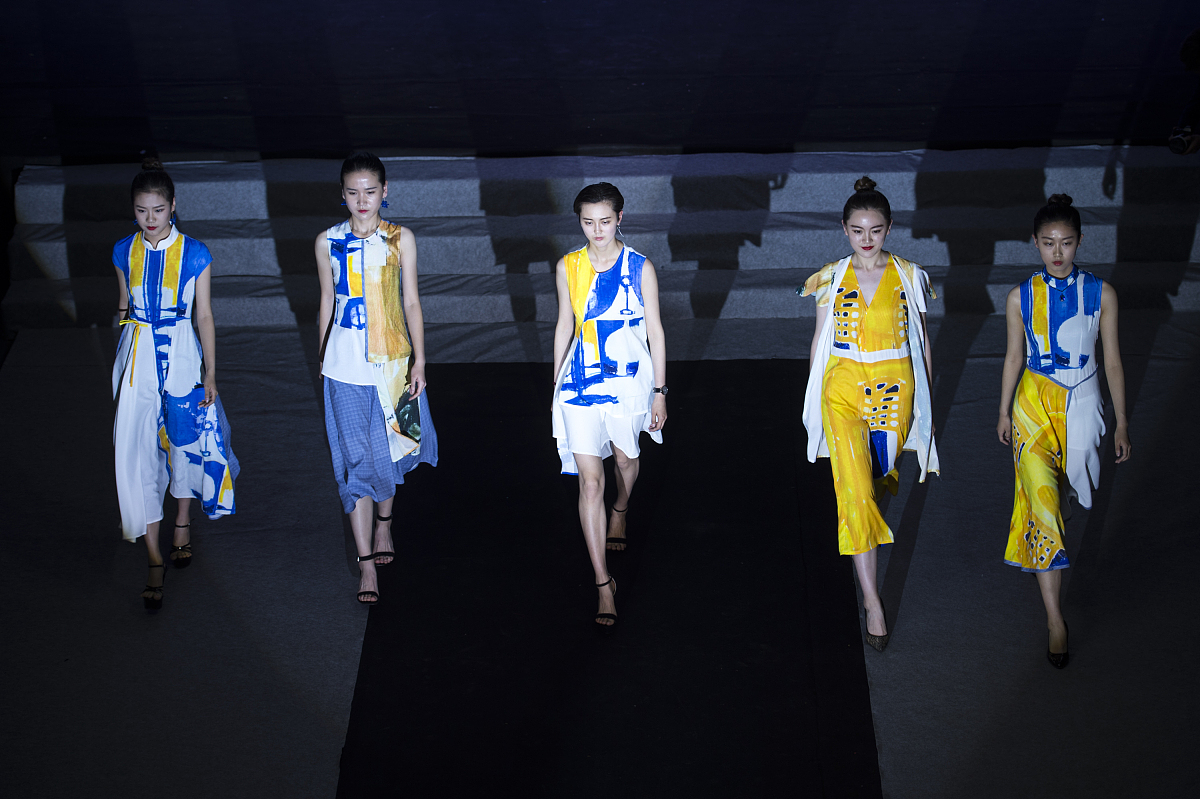 阐述青鸟服装设计的服务对象是年轻群体的好处