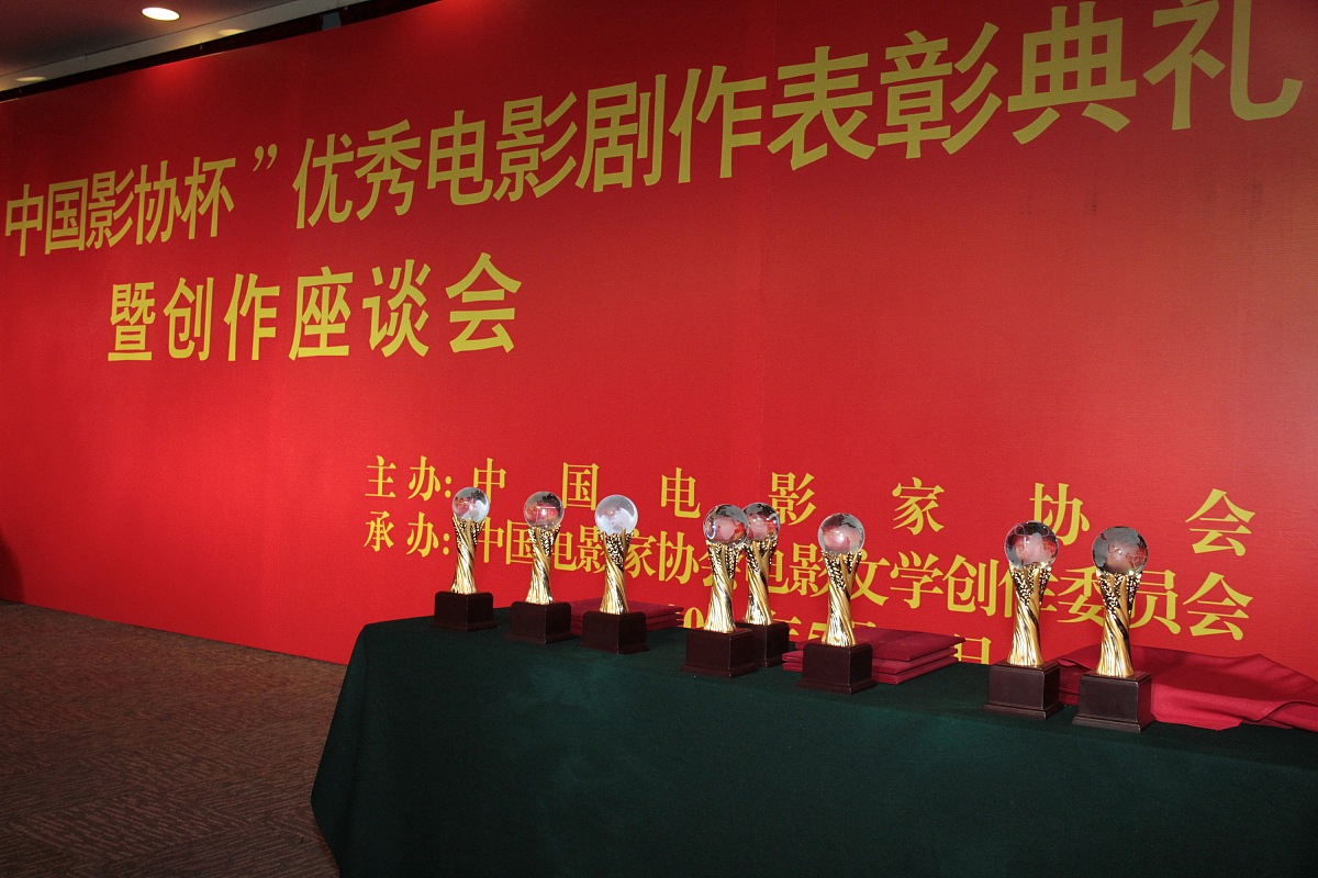 退休欢送会标题大全：同事退休祝福语怎么写？