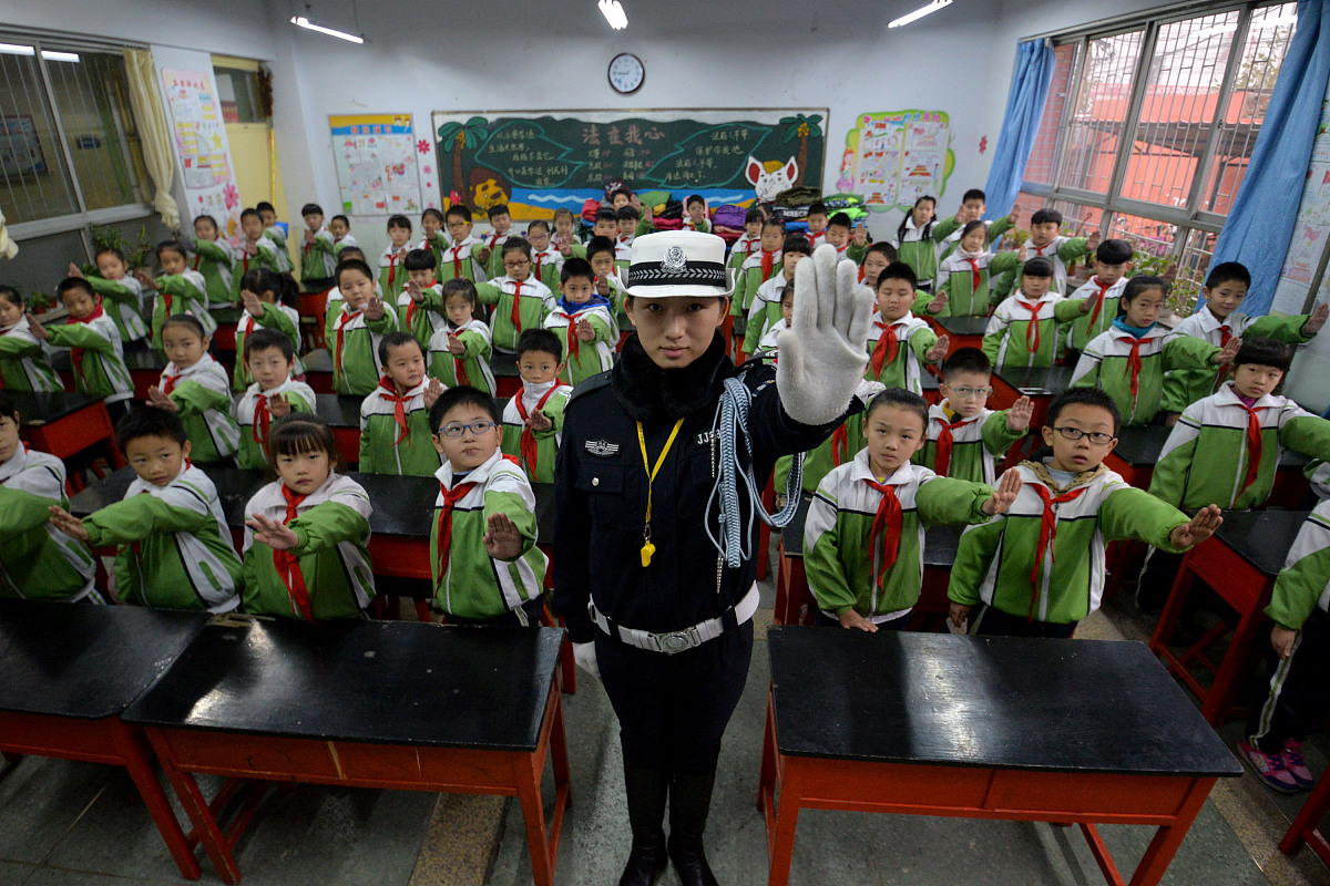 2015年12月1日,河北省邯郸市交警支队六大队联合丛台小学开展以"文明