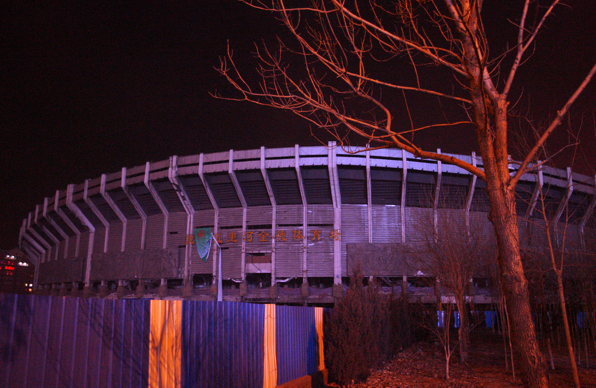 2007年2月11日晚,沈阳五里河体育场度过它命运中的最后一夜,爆破工程