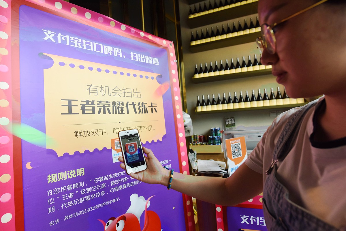 感送会员平台小程序已上线运营现诚邀商家入驻！入驻平台后可以帮助商家在线上推广引流增加商家线上曝光率引导用户线下到店面对面付款消费。感送会员平台支持商家免费投折扣会员卡引流线下会员卡消费攒积分回流平台不收入住费不提点节流。感送会员区别于传统线上付款提现手续费、提现时间限制采用线下付款的方式资金秒到账。从酒吧的角度拓展写一篇包含标题推广感送会员小程序的活泼带文字图案文案字数300字。