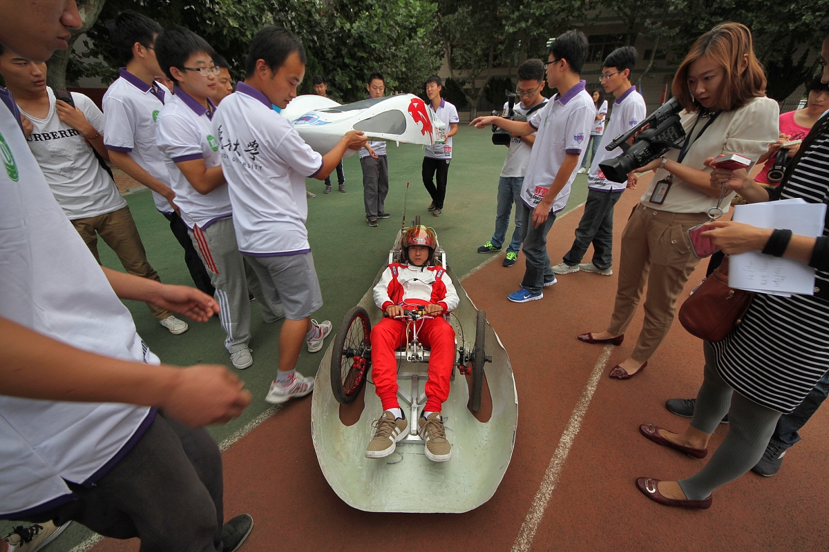 ***_***2014年09月16日,在山东烟台鲁东大学,试车手坐进驾驶座后,学生