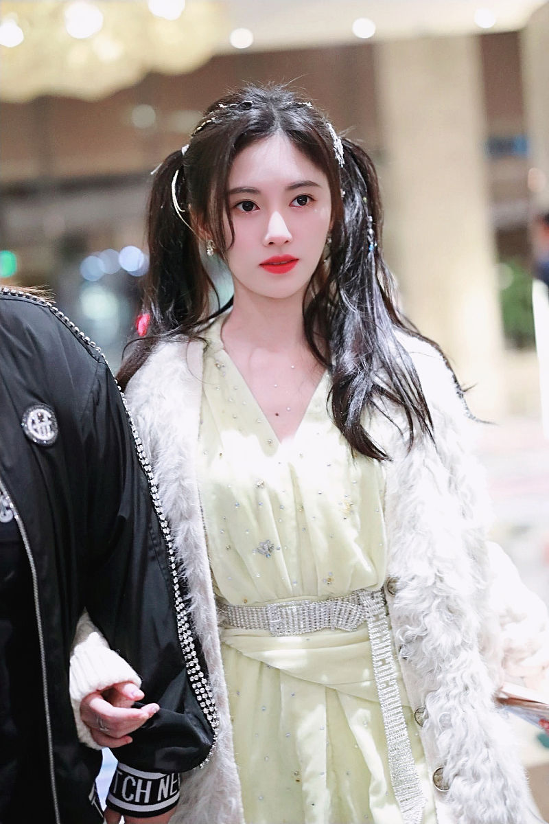 以鞠婧祎甜美初恋妆为主题写一个小红书笔记 要求：标题吸引眼球 文案内容能够引发讨论 营销号方面的