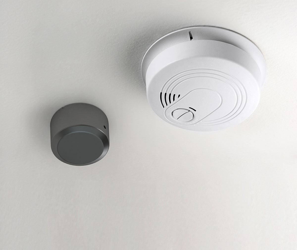 帮我翻译一下下面的内容：The sense of sound is one of our most important means of knowing what is going on around us Sound has a waste product too in the form of noise Noise has been called unwanted sound Noise is