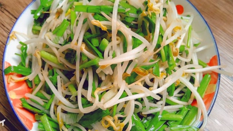 先炒豆芽还是先炒韭菜?家常菜韭菜炒豆芽,许多人一开始就做错了