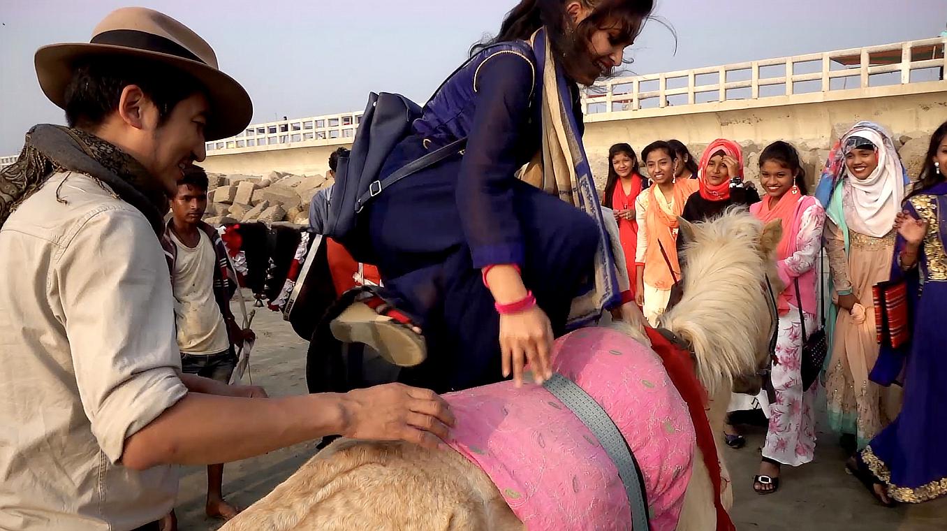 [图]中国小伙来到南亚穷国孟加拉，当地女孩热情表白，网友：去娶媳妇