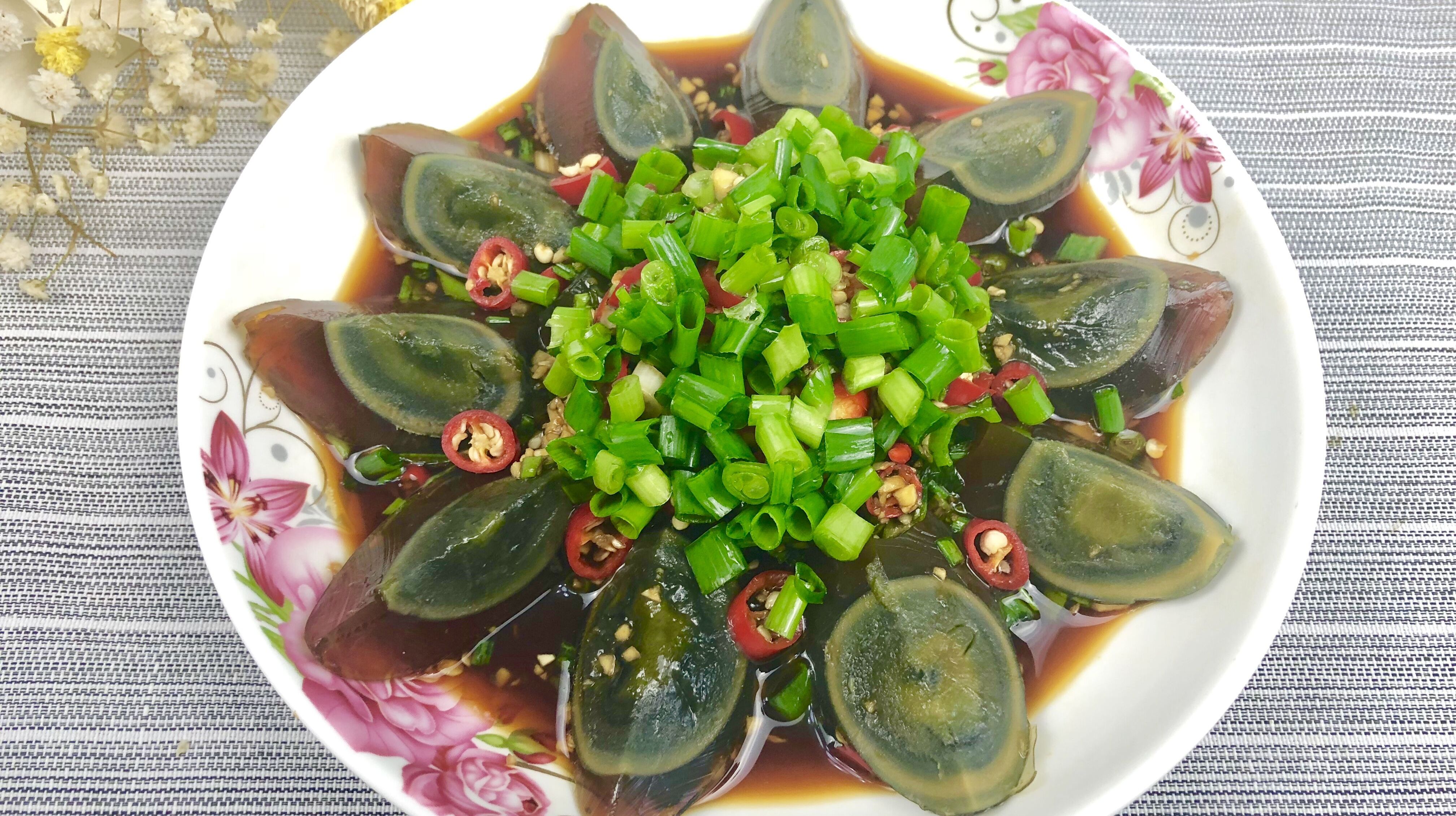 凉拌皮蛋,酱汁学会这样调才最美味,用料很简单,吃起来特别爽口