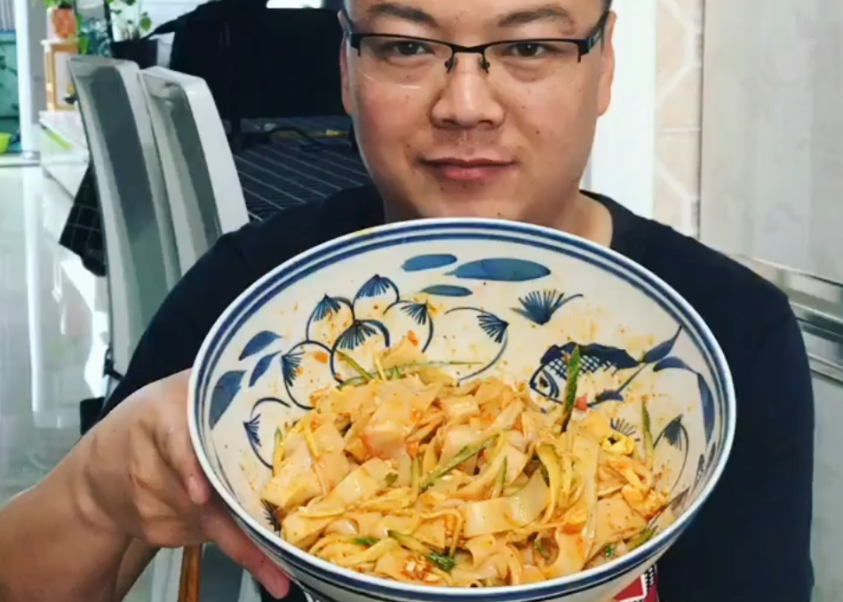 小伙教你做最好吃的陕西面皮,做法特简单,一看就会