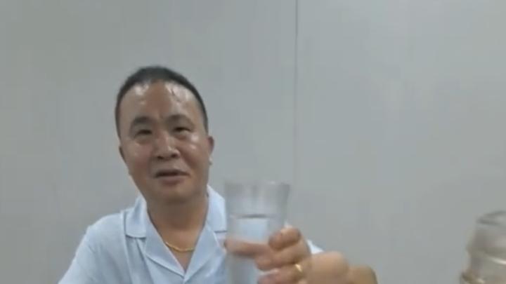 女孩半夜饿了想吃夜宵,收获爸爸做的豪华版泡面,还配水果、饮料