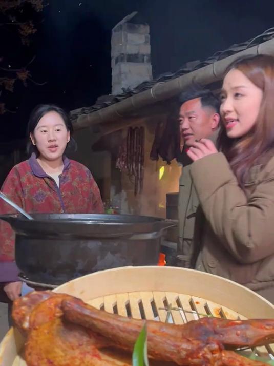 福建武夷山的宝藏美食熏鹅,现场制作,浓浓的人间烟火气息