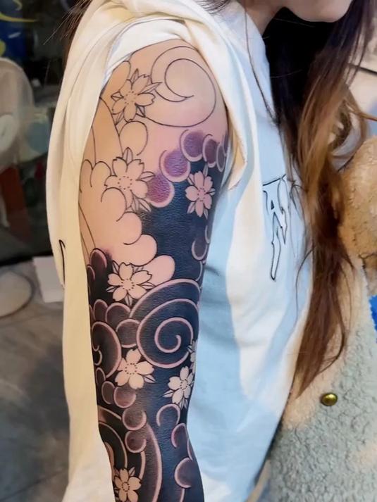 樱花臂女神太厉害了,全程没有喊疼