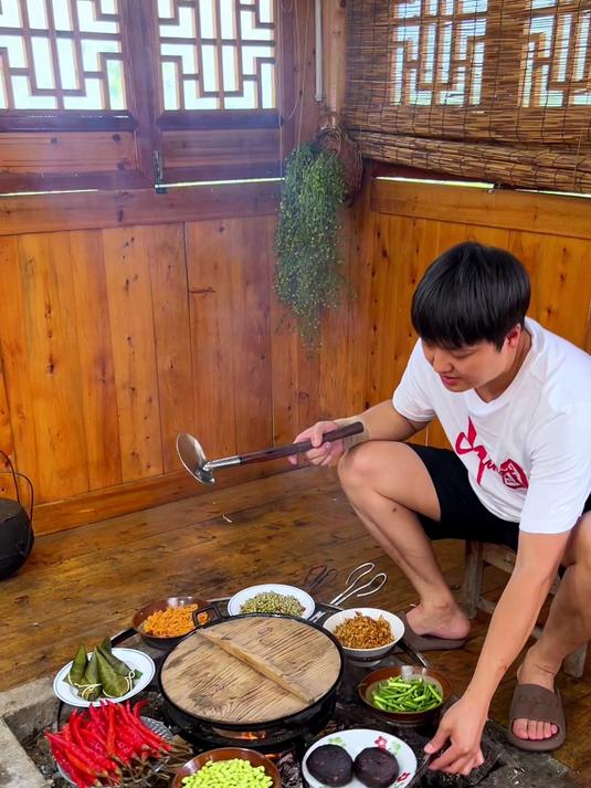 家乡的粮食土猪做的柴火烟熏腊肉怎么做都吃不腻简简单单就是一餐