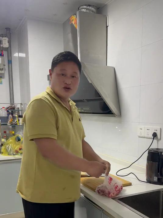 二哥说给小孩做个一星期不重样的饭，第一天做个土豆烧牛肉