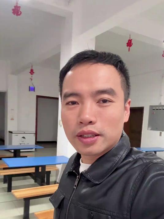 食堂大锅菜腊鸭炖莴笋，操作简单味道好，很香很香！