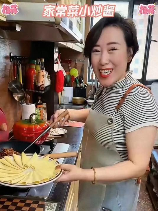 一到家里就发愁吃什么,试试这款小炒酱,随便一做就是香气扑鼻