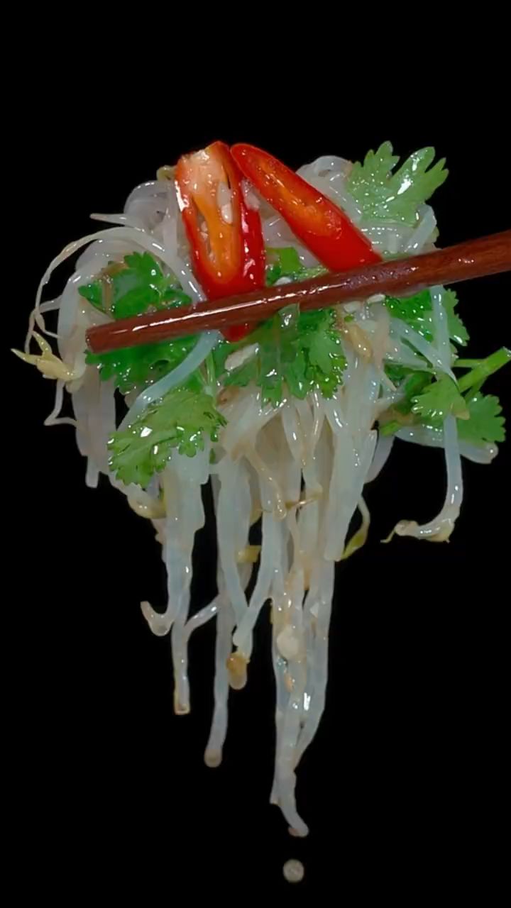 这样做的凉拌绿豆芽,清脆爽口,酸辣入味,赶紧试试吧!